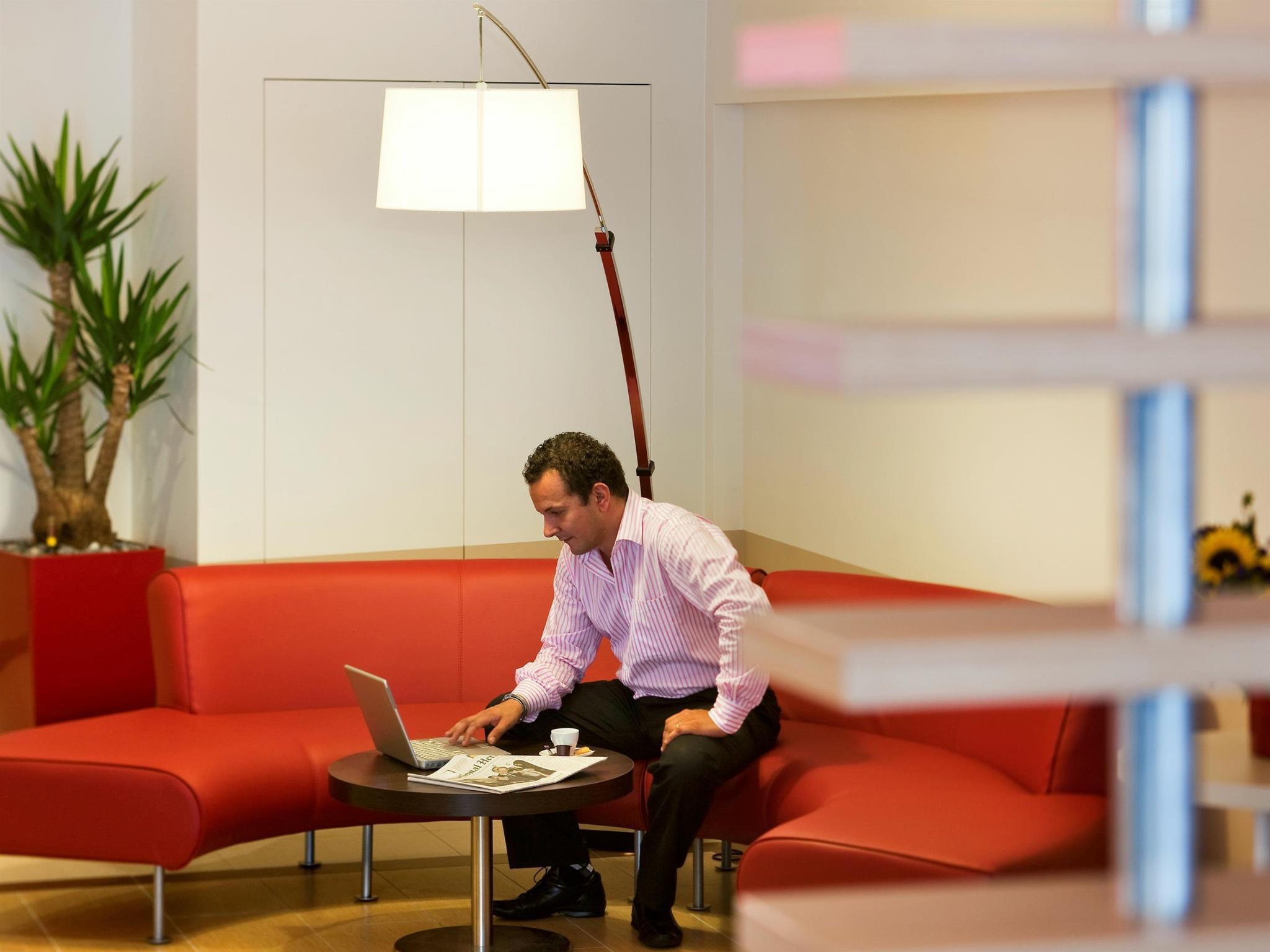 Ibis Lausanne Centre Esterno foto