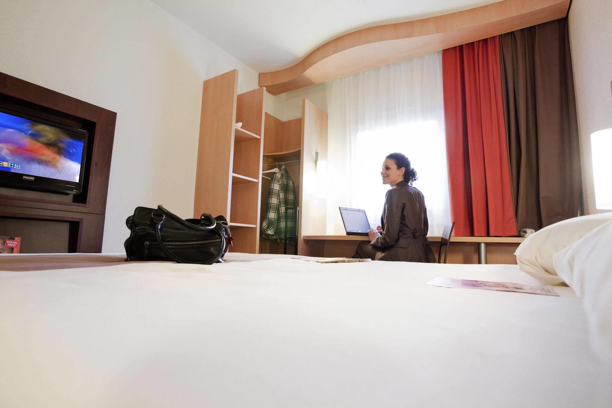 Ibis Lausanne Centre Esterno foto