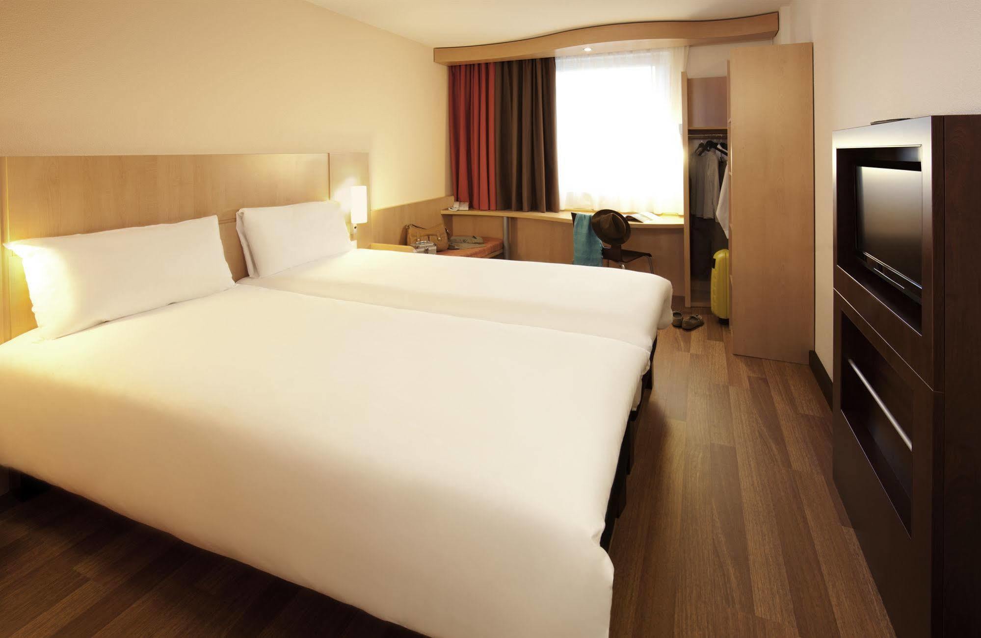 Ibis Lausanne Centre Esterno foto